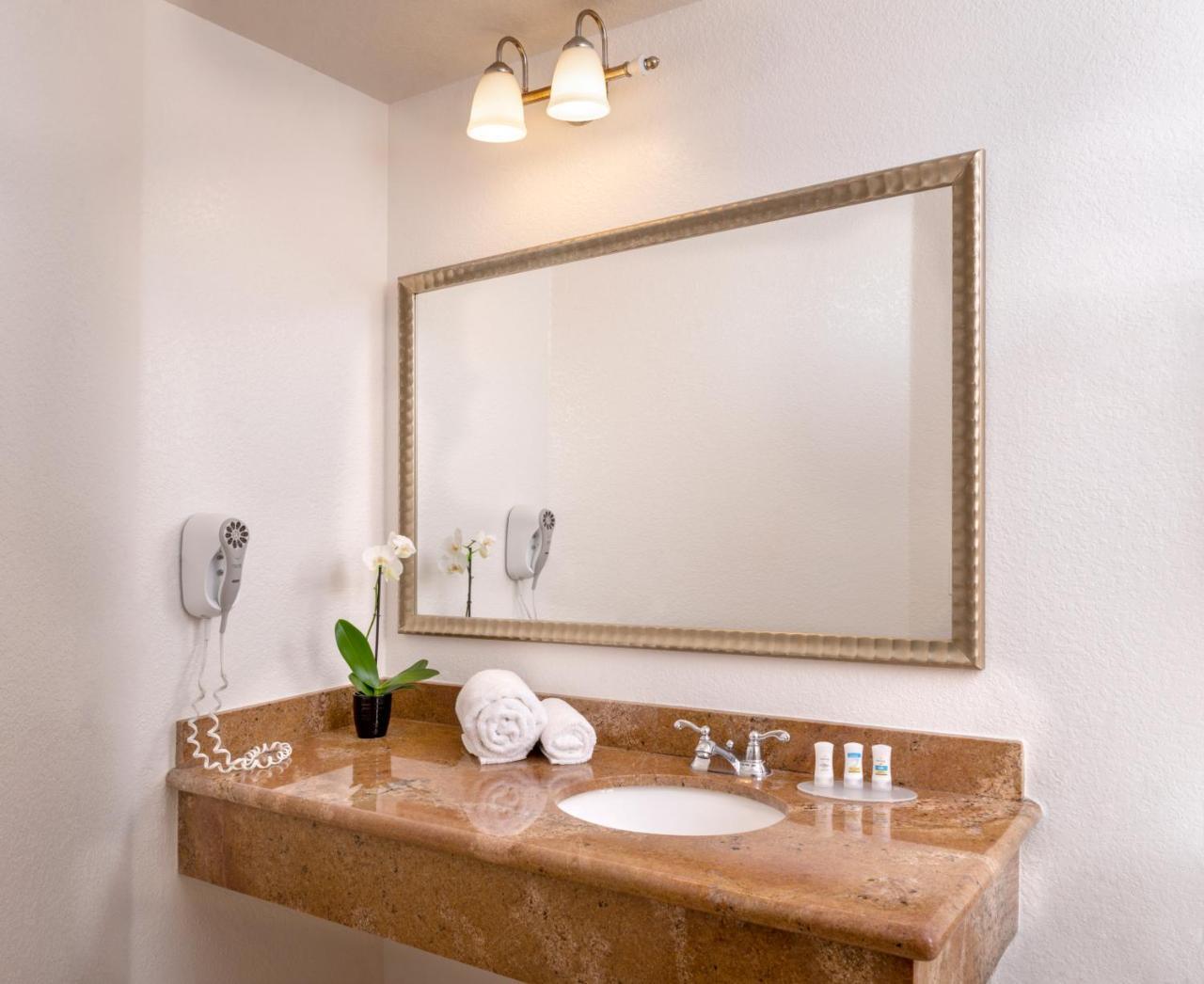 Beachfront Inn And Suites At دانا بوينت المظهر الخارجي الصورة